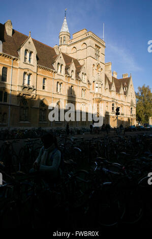 L'entrée et la façade de l'immeuble de Balliol College fondé en 1263 dans la ville universitaire d'Oxford, Royaume-Uni. Dans le foregrounbd a des centaines de pousser des vélos ou des cycles qui sont le mode habituel de transport pour la villes des milliers d'étudiants. Banque D'Images