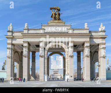 Moscou, Russie - le 29 mars 2016 : l'entrée principale de l'exposition des réalisations de l'économie nationale (VDNH) Banque D'Images