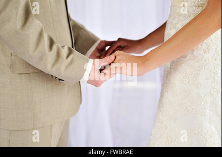 Bride and Groom holding ses mains Banque D'Images