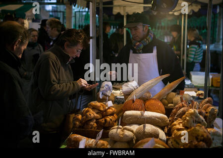 Marché Gloucestershire Stroud rédacteurs, Royaume-Uni. eu lieu dans le centre-ville, la plupart des samedis où des produits locaux comme du fromage, pains, miel, viande biologique etc. peut être acheté. Banque D'Images