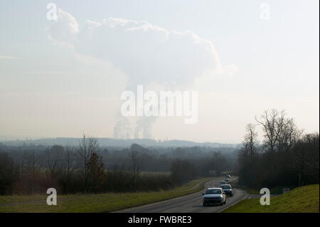 Un énorme nuage de vapeur, la fumée et des gaz s'élève de la station d'alimentation dans l'Oxfordshire Didcot dans un ciel bleu clair. Préoccupés par le réchauffement climatique et les émissions de carbone est sur chacuns miind en ce moment et la façon dont nous faisons de l'électricité pour l'alimentation à l'avenir peut changer considérablement si la pollution et les émissions ne sont pas à endommager définitivement la terre et l'atmosphère. Banque D'Images