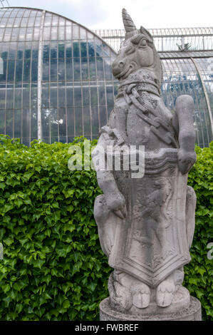 La licorne d'Écosse, l'une des bêtes de la Reine en face de la Palm House à Kew Gardens. Plus de détails dans la description. Banque D'Images