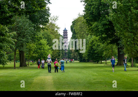 Les visiteurs de marcher le long de la Pagode Vista à Kew Gardens. Banque D'Images