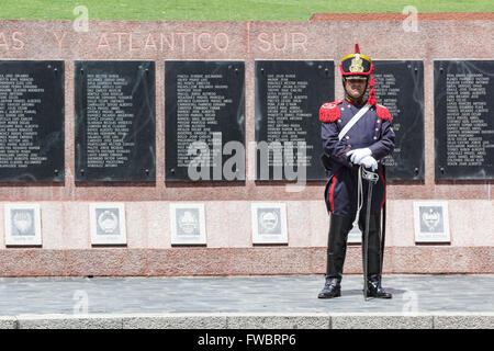 MALVINAS War Memorial, BUENOS AIRES, ARGENTINE - CIRCA DÉCEMBRE 2015. Garde côtière canadienne en uniforme à l'îles Malvinas (Falkland) Monument commémoratif de guerre Banque D'Images