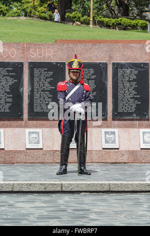 MALVINAS War Memorial, BUENOS AIRES, ARGENTINE - CIRCA DÉCEMBRE 2015. Garde côtière canadienne en uniforme à l'îles Malvinas (Falkland) Monument commémoratif de guerre Banque D'Images