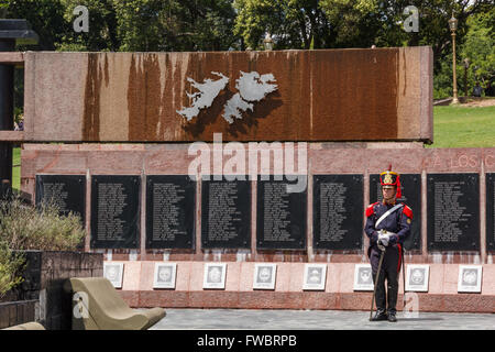 MALVINAS War Memorial, BUENOS AIRES, ARGENTINE - CIRCA DÉCEMBRE 2015. Gardes en uniforme à l'Malouines (Malvinas) Monument commémoratif de guerre Banque D'Images