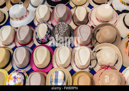 Chapeau Panama, MONTEVIDEO, URUGUAY - décembre 2015. Un chapeau de Panama (chapeau de paille toquilla) est un chapeau de paille traditionnel de l'Équateur Banque D'Images