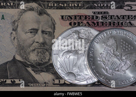 L'argent américain et d'une pièce de monnaie Banque D'Images