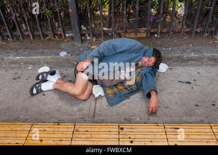 Un sans-abri le long de l'Avenida 2 de couchage à San José, San José, Costa Rica Province. Banque D'Images