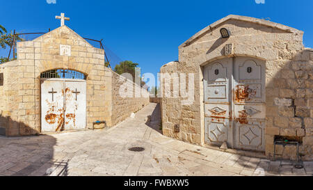 Entrée au cimetière chrétien et étroite passerelle près de l'Abbaye de la Dormition à Jérusalem, Israël (panorama). Banque D'Images