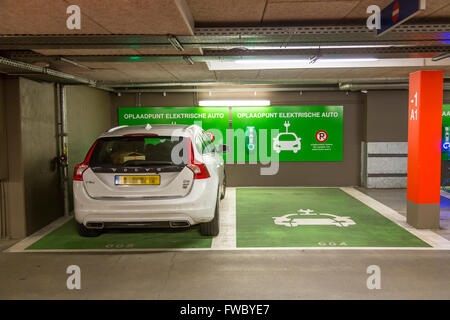 Station de charge pour voitures électriques, dans un garage public, Zoetermeer, Pays-Bas, Banque D'Images