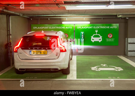 Station de charge pour voitures électriques, dans un garage public, Zoetermeer, Pays-Bas, Banque D'Images