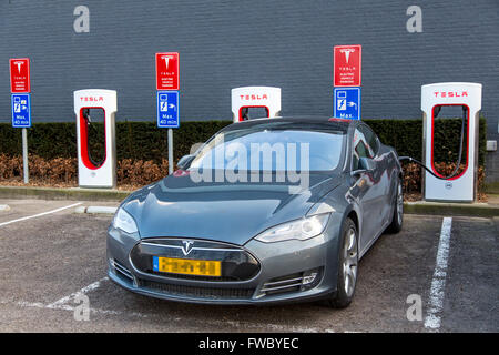 Tesla Motors, la voiture électrique point de recharge, à Eindhoven, aux Pays-Bas, Tesla Compresseurs, mobilité, technologie, Banque D'Images