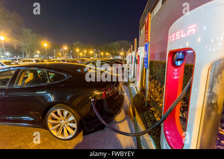 Tesla Motors, la voiture électrique point de recharge, à Eindhoven, aux Pays-Bas, Tesla Compresseurs, mobilité, technologie, Banque D'Images