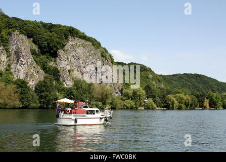 Namur. Juin-09-2014. Bateau navigue le long des rochers sur la Meuse à Namur. Belgique Banque D'Images