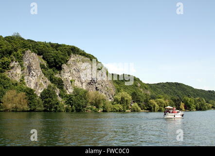 Namur. Juin-09-2014. Bateau navigue le long des rochers sur la Meuse. Ardennes Belge Banque D'Images