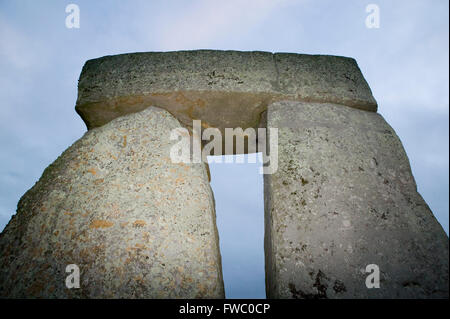 Détails de l'anciennes pierres à Stonehenge, Wiltshire, Royaume-Uni le 21 juin midsummers Day et le jour le plus long de l'année où les foules de fêtards et les spectateurs se rassemblent pour assister au solstice d'été. Banque D'Images