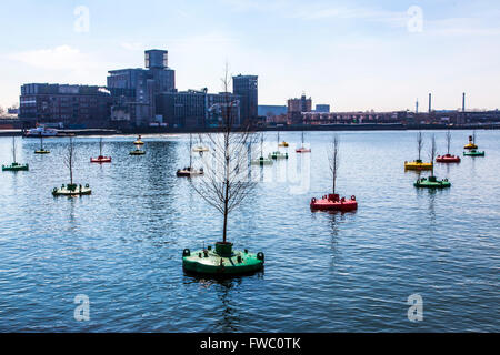 Art Action Dobberend Bos, d'artistes de Rotterdam, une forêt d'ormes, flottant dans les bouées en mer du Nord dans un port, Banque D'Images