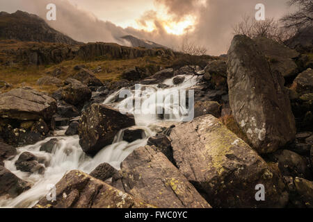 Cascade de montagne au MCG Idwal dans l'Glyderau chaîne de montagnes dans le nord du parc national de Snowdonia au nord du Pays de Galles Banque D'Images