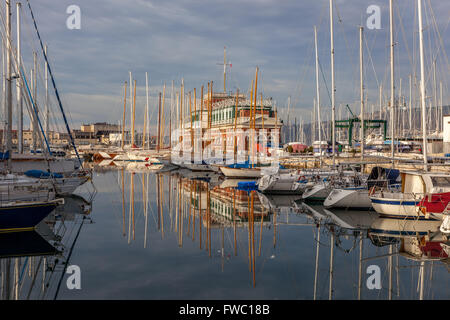 Vue étonnante sur un port de plaisance en face du Yacht Club Adriaco à Trieste (Italie). Banque D'Images