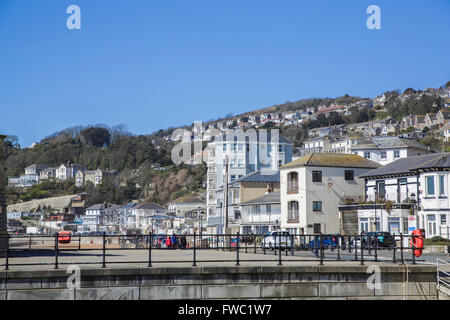 Vue générale de Ventnor, île de Wight, le long d'une journée de printemps. Banque D'Images