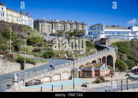 Vue générale de Ventnor, île de Wight, le long d'une journée de printemps. Banque D'Images