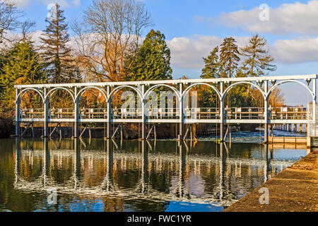 Marsh Lock Weir Henley on Thames Oxfordshire, UK Banque D'Images