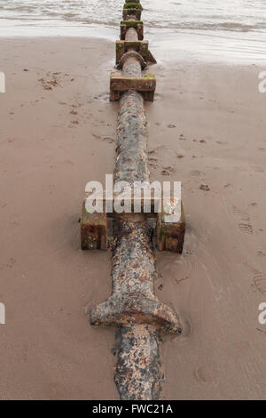 Les eaux usées ou les eaux usées sur le tuyau de refoulement dans le Nord du Pays de Galles Harlech beach Banque D'Images