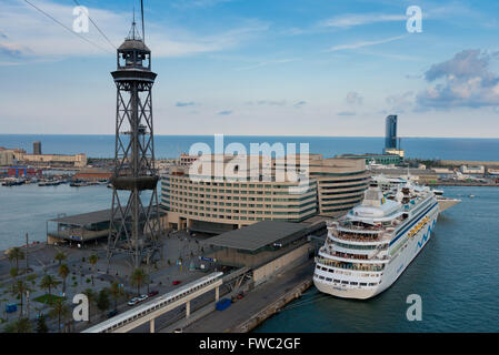 Au-dessus du point de vue de Barcelone et port de croisière Banque D'Images