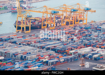 Les conteneurs dans le port de la mer de Barcelone, Barcelone, Espagne Banque D'Images