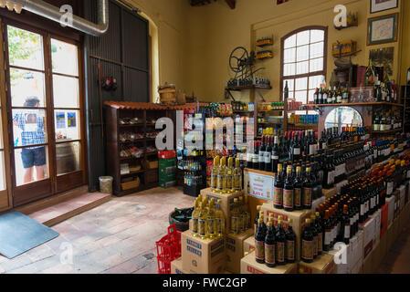 Boutique de vin et de champagne à l'intérieur, Alella, Espagne Banque D'Images