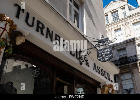 Turnball & Asser Shirtmakers Luxury Shop affiches de fenêtre sur Jermyn Street à Londres Banque D'Images