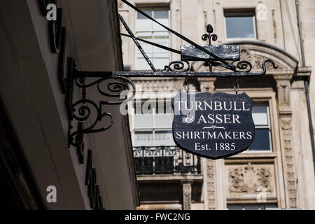 Turnball & Asser Shirtmakers Luxury Shop affiches de fenêtre sur Jermyn Street à Londres Banque D'Images