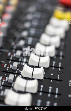 Détail d'une console de mixage professionnelle. Appareil audio. Banque D'Images