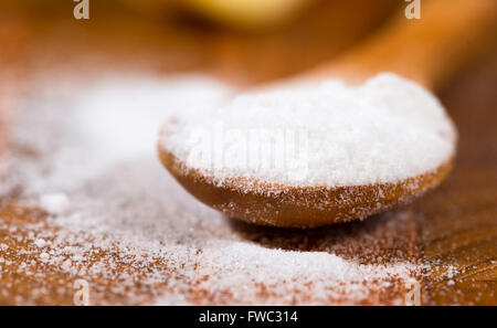 Le bicarbonate de soude (bicarbonate de sodium) sur une cuillère en bois Banque D'Images