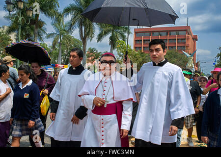 Óscar Vian, l'archevêque de Guatemala. Les processions de la Semaine Sainte dans la ville de Guatemala. Jeudi Saint. La Semaine Sainte au Guatemala est de célébrité Banque D'Images