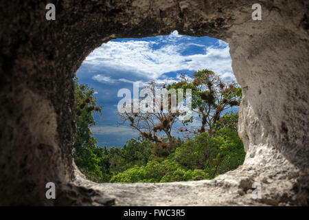 Vues d'une grande place de windows Piramid, Monde Perdu. Site Maya précolombienne à Tikal, El Petén, Guatemala, parc national un Banque D'Images