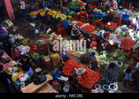 Marché de fruits et légumes à l'intérieur, Chichicastenango, Guatemala, Amérique Centrale Banque D'Images