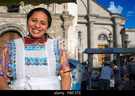 Ice cream man vendeur en Amérique Central Park, ville de Quetzaltenango au Guatemala. Banque D'Images