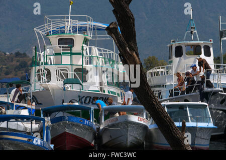 Bateaux dans le dock de Santiago Atitlan, Lac Atitlan, Guatemala, Amérique centrale. Banque D'Images