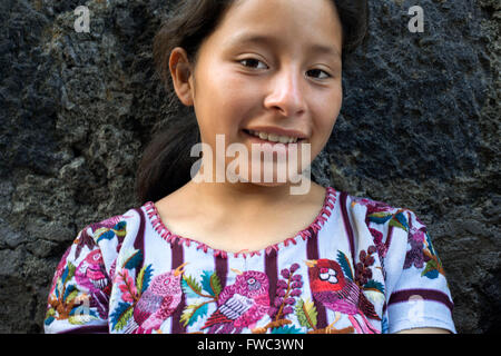 Un rif Tzutujil habillé en costume traditionnel, San Juan de la Laguna, Solola, Guatemala. Banque D'Images