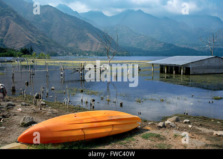 Kayak à San Juan La Laguna, Solola, Guatemala. Santiago Atitlan, lac Atitlan, Guatemala. Banque D'Images