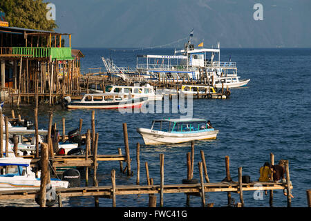 Bateaux dans l'embarcadère de San Marcos La Laguna, Solola, Guatemala. Santiago Atitlan, lac Atitlan, Guatemala. Banque D'Images