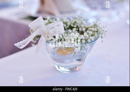 Décor de table avec des fleurs et des bougies numéros de table Banque D'Images