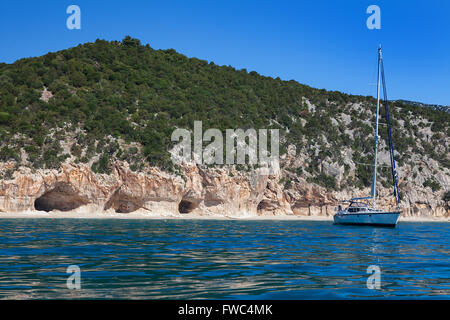 Cala Luna sur une journée claire, Sardaigne Banque D'Images