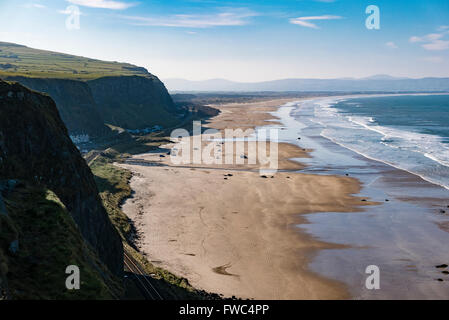 Vue de la descente de plage Temple Mussenden, le comté de Londonderry, Irlande du Nord, Royaume-Uni, Royaume-Uni Banque D'Images