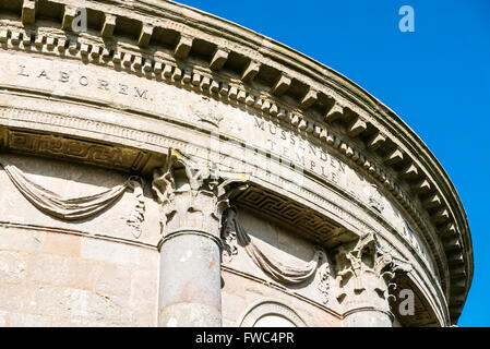 Temple Mussenden contre un ciel bleu, le ski alpin, le comté de Londonderry, Irlande du Nord, Royaume-Uni, Royaume-Uni Banque D'Images