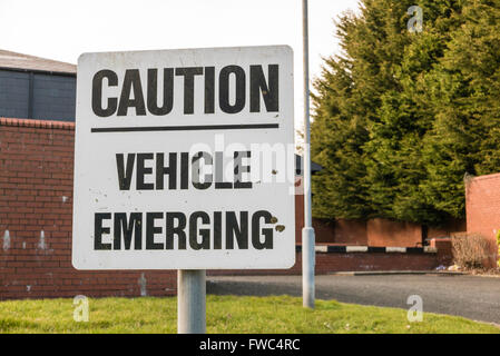 Avertissement signe que les piétons peuvent être des véhicules qui sortent d'une entrée/sortie Banque D'Images