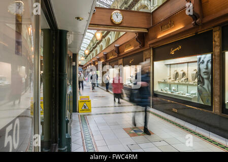 Lunn's Jewellers à Queen's Arcade shopping precinct à Belfast Banque D'Images