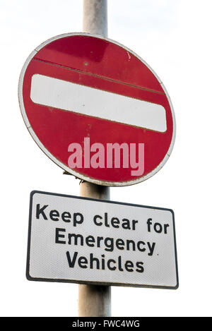 Pas d'entrée panneau routier attention les automobilistes à rester à l'écart pour les véhicules d'urgence Banque D'Images